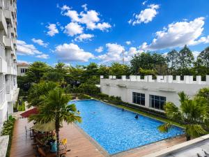 an overhead view of a swimming pool at a hotel at Loft Privato, Jakarta in Jakarta