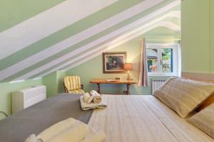 a bedroom with a bed with a striped ceiling at Bellagio House Antico Ulivo in Bellagio