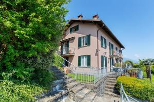 a pink house with stairs leading up to it at Bellagio House Antico Ulivo in Bellagio