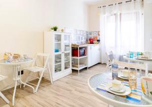 a kitchen and dining room with a table and chairs at OLTREMARE in Scalea +8 photos