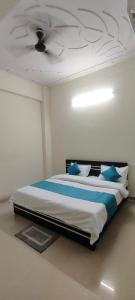 a bedroom with a bed with a ceiling at Taj wonder inn in Tājganj +2 photos