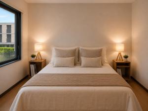 a bedroom with a large bed with two lamps at El jardín de Cirueña in Cirueña