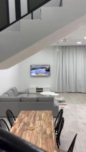 a living room with a table and a couch at دوحة ظُفار للعقارات in Sumhuran