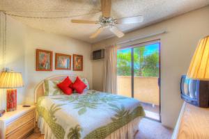 A bed or beds in a room at Maui Sunset B215