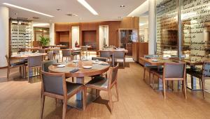 a dining room with tables and chairs in a restaurant at Sercotel Valladolid in Valladolid