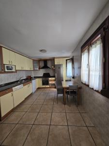 a kitchen with a table and a dining room at Apartamento Ioar in Los Arcos