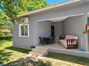 a patio of a house with a table and chairs at Ören örtur tatil evleri in Ören