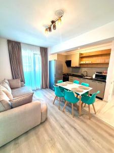 a living room with a couch and a table and chairs at DOCA Apartments 8 in Otopeni