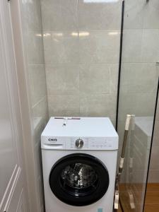 a washer and dryer in a small room at Azur properties 22 in Shkorpilovtsi