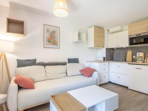 a living room with a couch and a kitchen at Les Grizzlis N 20 - 2P6 in Saint-Sorlin-dʼArves