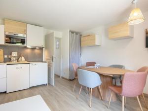 a kitchen and dining room with a table and chairs at Les Grizzlis N 20 - 2P6 in Saint-Sorlin-dʼArves