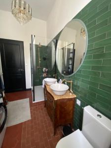 a bathroom with two sinks and a mirror at Passage Foch centre historique in Perpignan