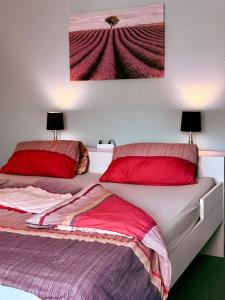 two beds sitting next to each other in a bedroom at Apartmenthaus Schlanow in Detmold