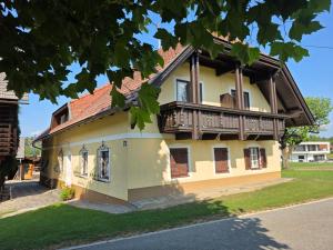 a building with a balcony on the side of it at Gästehaus Dobernig in Sankt Niklas an der Drau