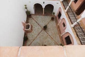 eine Draufsicht auf einen Innenhof mit Pflanzen auf einem Gebäude in der Unterkunft Apartamento Torre y Sol in Écija + 9 Fotos
