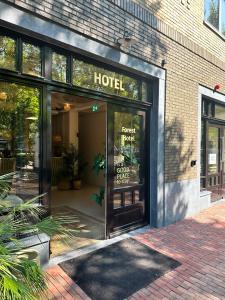 De winkelpui van een hotel met de deur open. bij Forest Hotel in Den Helder