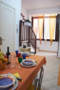 una mesa de comedor con platos y platos. en Casa Gaia Palermo, en Palermo
