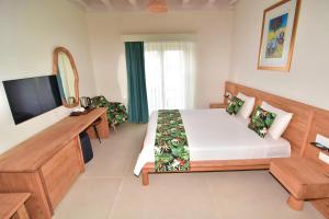 a bedroom with a large bed and a television at On Oda Alaçatı in Alaçatı