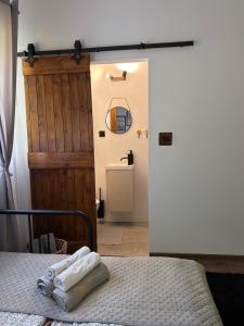 ein Schlafzimmer mit einem Bett, auf dem zwei Handtücher liegen in der Unterkunft Ojców, Na Widoku in Ojców