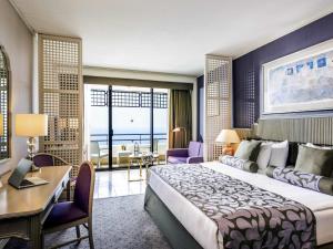 ein Hotelzimmer mit einem großen Bett und einem Schreibtisch in der Unterkunft Rixos Downtown Antalya - The Land Of Legends Access in Antalya