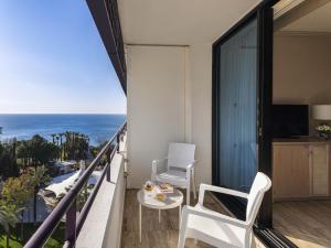 ein Balkon mit Meerblick in der Unterkunft Rixos Downtown Antalya - The Land Of Legends Access in Antalya + 171 Fotos