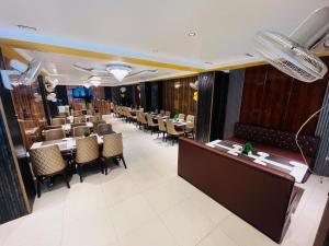 an overhead view of a restaurant with tables and chairs at Hotel The Five Star Inn in Muzaffarpur +18 photos