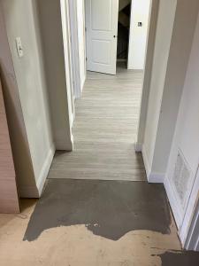 an empty hallway with a floor in a house at Doppelzimmer im B&B in Soignies