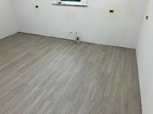 an empty room with a wooden floor and white walls at Doppelzimmer im B&B in Soignies