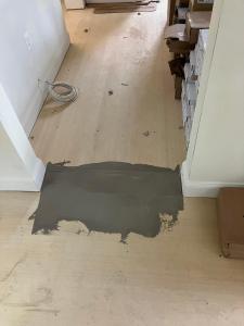 a floor in a room with a hole in the floor at Doppelzimmer im B&B in Soignies
