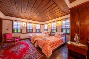 a bedroom with two beds and a couch at Süleyman Bey Konağı in Safranbolu
