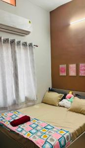 a bed in a room with a window and a bedskirtspectspectspectspects at priya inn royal in Lakhīmpur