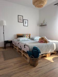 ein Schlafzimmer mit einem Bett und einem Korb auf dem Boden in der Unterkunft Ojców, Na Widoku in Ojców