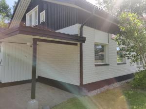 a garage on the side of a house at Omenapolun Onni in Taipalsaari
