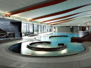 a large pool in the middle of a lobby at Mercure Orléans Portes de Sologne in Ardon