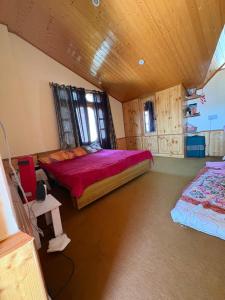 a bedroom with two beds in a room at Walking Trails Homestay in Baragrān