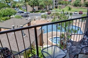 d'un balcon avec des chaises et une vue sur la piscine. dans l'établissement Pacific Shores B306, à Kihei