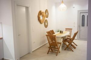 a dining room with a table and chairs at Villa Prado in Almiros Beach
