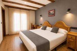 a bedroom with a large bed in a room at Alda Casco Antiguo in León