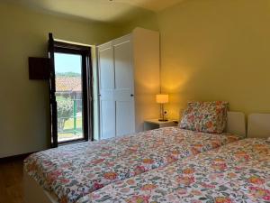 a bedroom with a bed and a window at Casita Madernia in Molledo