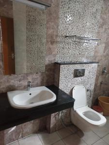 a bathroom with a sink and a toilet at Hotel Dreamland in Kodaikānāl +11 photos