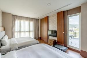 a hotel room with two beds and a balcony at 聽風會館 in Yuanshan