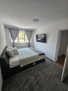 a bedroom with a large bed with a window at Luca apartament 3 camere in Băile Herculane