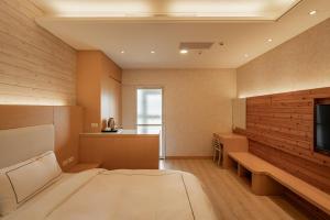 a room with a bed and a television in it at 聽風會館 in Yuanshan