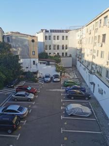 an aerial view of cars parked in a parking lot at Apartament Clau Centru Vechi in Constanţa