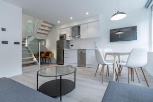 a kitchen and dining room with a table and chairs at Hotel Distrito Oeste by Limehome in San Sebastián