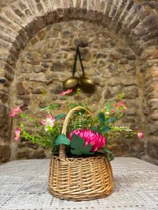 a basket with flowers in it sitting on a table at Casa Rural Mi Medina in Medina Sidonia