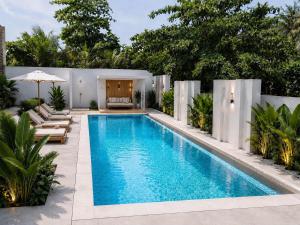 an image of a swimming pool in a backyard at The Sultanate Fulhadhoo Baa Atoll in Fulhadhoo