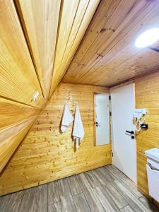 a bathroom with a wooden wall at Glamping baytik in Verkhnyaya Alaarcha +7 photos