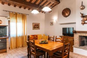 a kitchen and dining room with a wooden table at Agriturismo Fontesomma in Apecchio