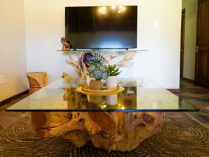 a coffee table made out of a tree stump at Lucca Lodge in Linton